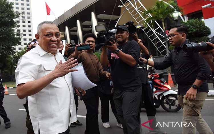 Mantan Bendahara Umum Asosiasi Muslim Penyelenggara Haji dan Umrah Republik Indonesia (Amphuri) Muhammad Tauhid Hamdi (kiri) berjalan usai menjalani pemeriksaan di Gedung Merah Putih KPK, Jakarta, Jumat (19/9/2025). ANTARA FOTO/Indrianto Eko Suwarso/YU/aa.