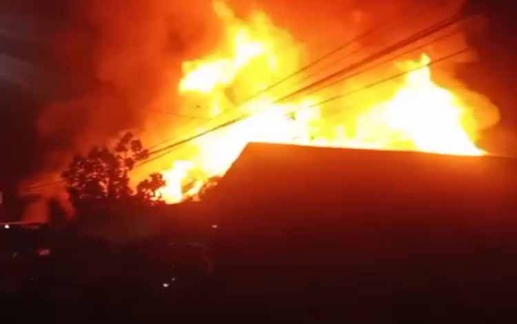 Kebakaran Landa Kawasan Padat Penduduk Kuin Utara Banjarmasin Dini Hari