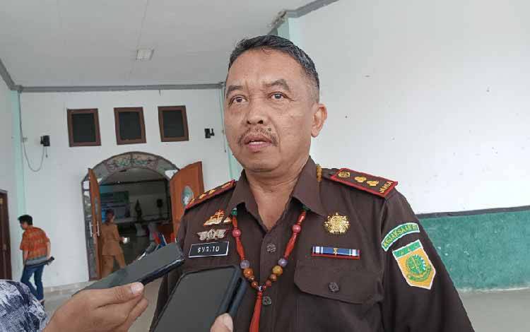 Kepala Kejaksaan Negeri Gunung Mas Sugito saat ditemui wartawan. (FOTO: RISKA YULYANA)