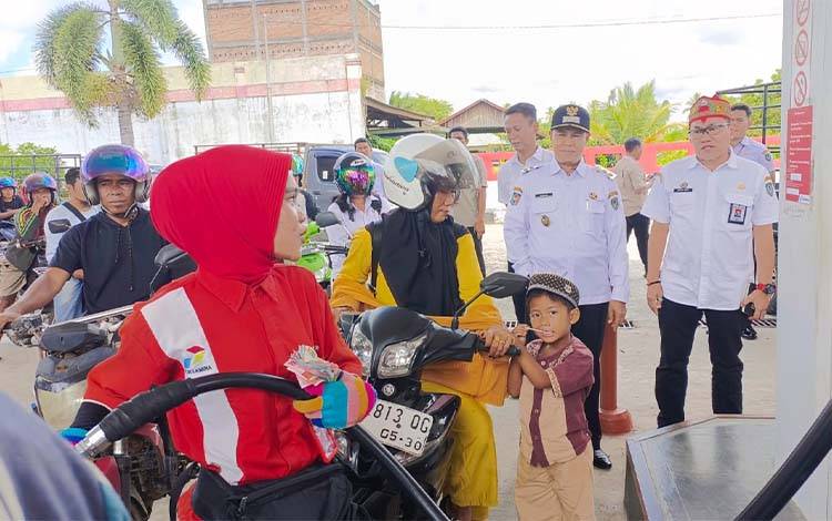 BBM Langka, Wabup Seruyan Sidak Antrean Panjang di SPBU Kuala Pembuang