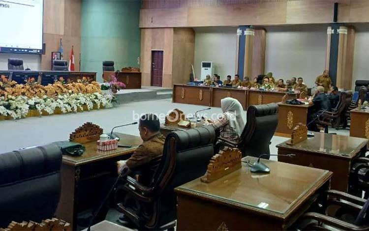 Rapat Dengar Pendapat (RDP) bersama perwakilan perusahaan PT EBA dan PT BBC terkait dampak lingkungan akibat aktivitas pertambangan di ruang rapat DPRD Barito Utara. (Foto: Dhani)
