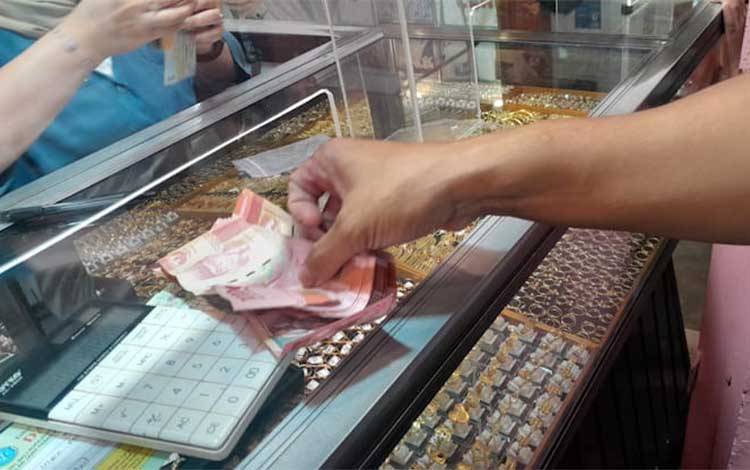 Meski Harga Emas Naik, Transaksi di Pasar Besar Palangka Raya Tetap Ramai