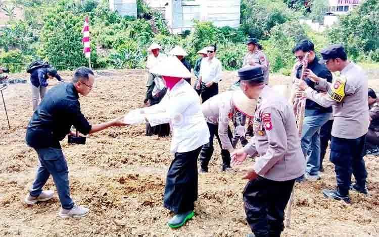 Staf Ahli Bupati Bidang Pemerintahan dan Kesra, drg Dwi Agus Setijowati bersama Kapolres Barito Utara AKBP Singgih Febiyanto dan jajaran tanam jagung kwarta IV di Jalan Pendreh, Rabu, 8 Oktober 2025. (Foto: Dhani)