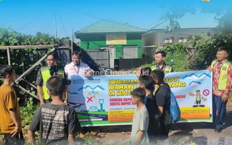 UPBU Kuala Pembuang Sosialisasi Bahaya Main Layang-layang di Sekitar Bandara