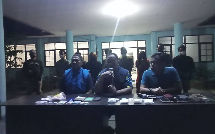 BNNP Kalteng Tangkap 8 Pengedar di Kotim, Barbuk 4 Ons Sabu dan 120 Pil Ekstasi Disita