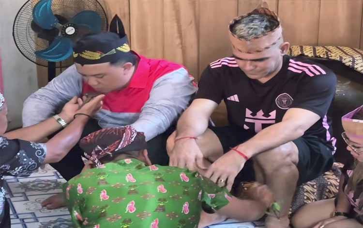 El Loco Gonzales Disambut Ritual Adat Dayak Tomun, Terpukau Kehangatan Warga Desa Penyombaan