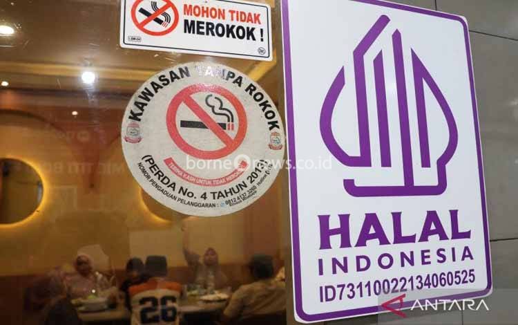 Logo halal terpasang di pintu salah satu warung makan di Makassar, Sulawesi Selatan, Rabu (8/10/2025)i. ANTARA FOTO/Arnas Padda/YU (ANTARA FOTO/ARNAS PADDA)