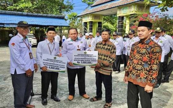Kemenag Kapuas Ringankan Beban MTsS Fathussalam dan Nurul Falah Pasca Bencana Puting Beliung