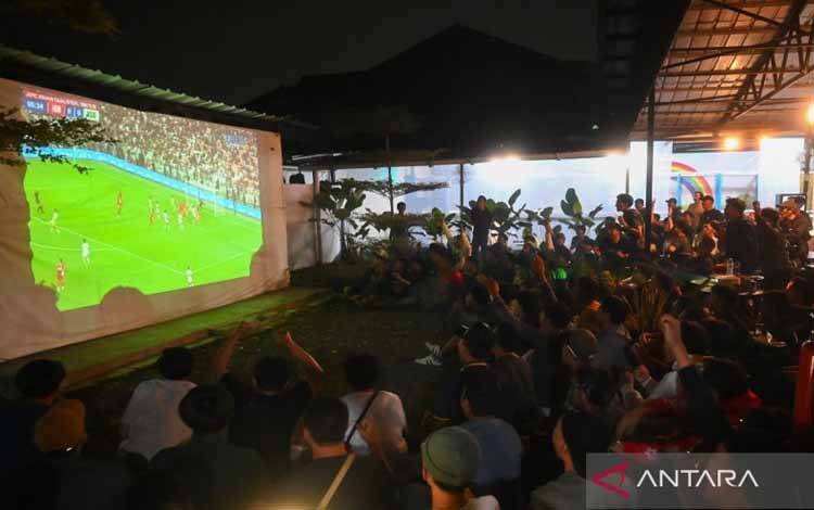 Sejumlah pengunjung mengikuti nonton bareng siaran langsung pertandingan sepak bola antara Timnas Indonesia melawan Arab Saudi pada putaran keempat Kualifikasi Piala Dunia 2026 zona Asia di salah satu warung kopi di Tangerang Selatan, Banten, Kamis (9/10/2025). Nonton bareng (nobar) tersebut digelar untuk mendukung Timnas Indonesia. ANTARA FOTO/Rivan Awal Lingga/foc.