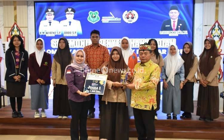 Bupati Kapuas, M. Wiyatno, menyerahkan?penghargaan kepada pemenang Lomba Karya Jurnalistik Pelajar Jenjang SLTA sederajat Tahun 2025 yang digelar Persatuan Wartawan Indonesia (PWI) Kabupaten Kapuas, di Ruang Rapat Rumah Jabatan Bupati Kapuas, Kamis, 9 Oktober 2025. (FOTO. IST)