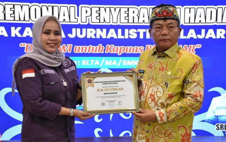 Bupati Kapuas Terima Penghargaan PWI Sebagai Tokoh Peduli Pers
