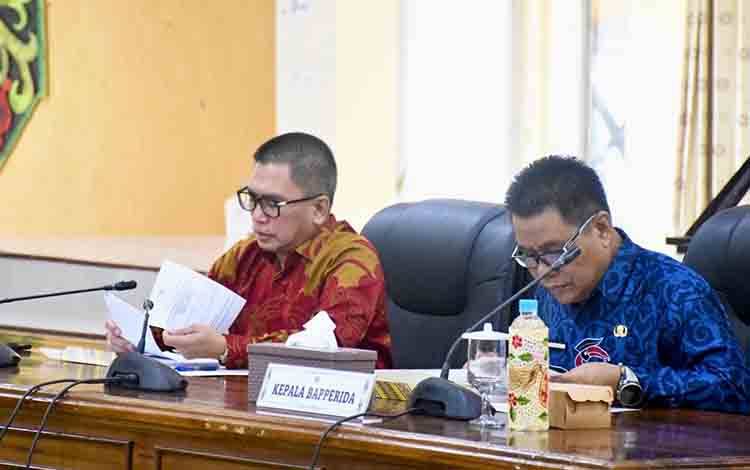 Sekretaris Daerah Pulang Pisau Tony Harisinta saat mimpin Rakordalev triwulan III, Kamis, 9 Oktober 2025. (FOTO: RETHA)