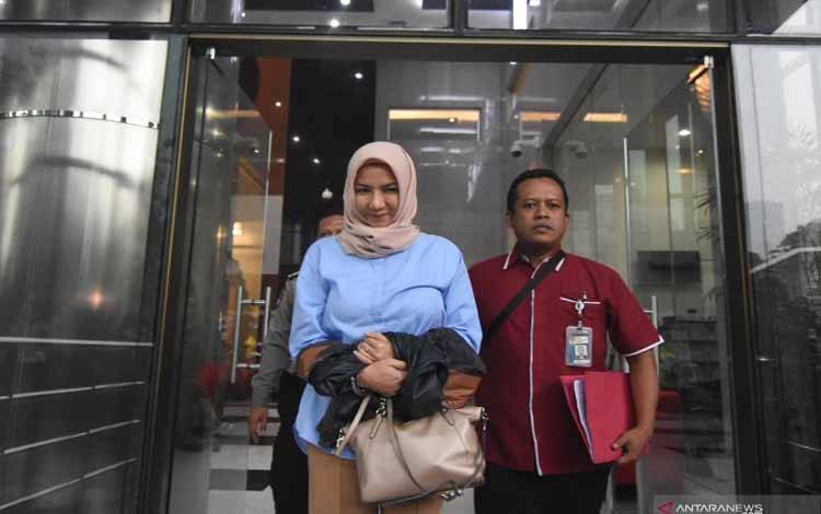 Arsip. Terpidana kasus korupsi perizinan proyek pada dinas di Pemkab Kutai Kartanegara Rita Widyasari (kiri) meninggalkan Gedung KPK seusai menjalani pemeriksaan di Jakarta, Selasa (17/12/2019). ANTARA FOTO/Indrianto Eko Suwarso/aww.