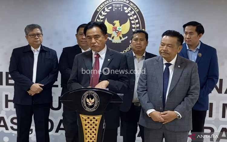 Menteri Koordinator Bidang Hukum, HAM, Imigrasi, dan Pemasyarakatan Yusril Ihza Mahendra (ketiga kiri) menjawab pertanyaan pers di Kantor Kemenko Kumham Imipas, Jakarta, Kamis (9/10/2025). ANTARA/Fath Putra Mulya.