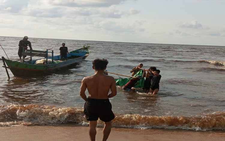 Nelayan Desa Ujung Pandaran Menemukan ABK Kapal Tenggelam 1 Orang Meninggal, 1 Selamat dan 2 Hilang