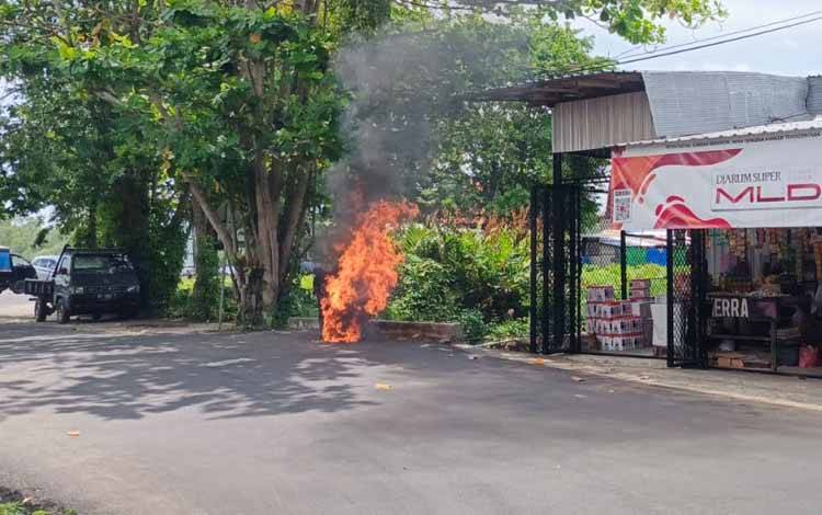 Motor Terparkir di Kuala Pembuang Tiba-Tiba Terbakar