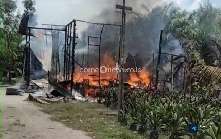 Sebuah Rumah Warga Kelurahan Mendawai Hangus Terbakar