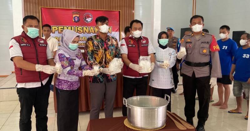 Proses pemusnahan sabu di Polres Lamandau, Jumat, 10 Oktober 2025, dilakukan dengan cara direbus dan dilarutkan di Mako Polres Lamandau. (FOTO: NATALIA KRISTIN)