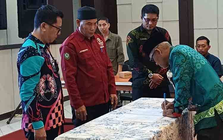 Jumberi Resmi Jabat Plt Kepala Diskominfo Kotim, Pj Sekda Tekankan Penyelesaian RKA 2026 Tepat Waktu