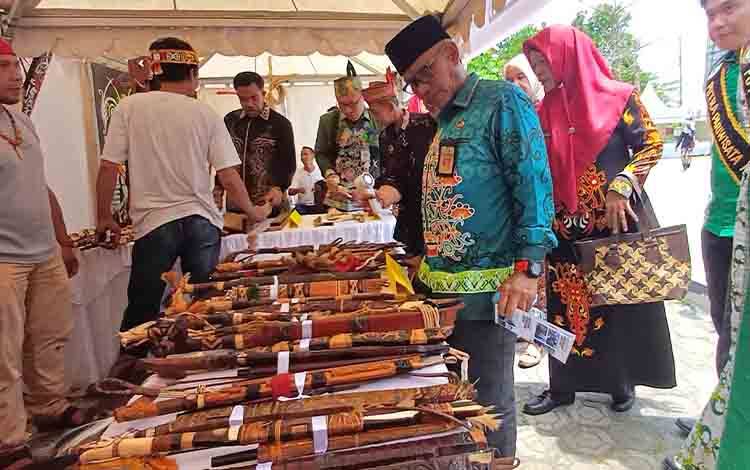Pj Sekda Kotim: Pameran Mandau Penyang Pambelum Jadi Wadah Edukasi dan Pelestarian Budaya Dayak
