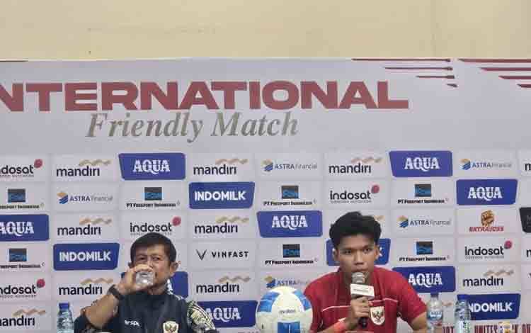 Kapten timnas Indonesia U23, Kadek Arel (kanan), menjawab pertanyaan pewarta pada jumpa pers setelah pertandingan ujicoba melawan India di Stadion Madya, Jakarta, Jumat (10/10/2025). (ANTARA/RAUF ADIPATI)
