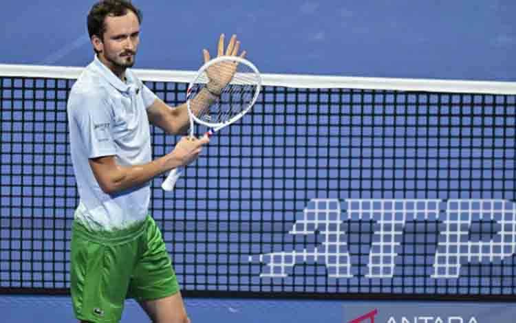 Medvedev Raih Kemenangan ke-50 atas Top 10 untuk Melaju di Shanghai