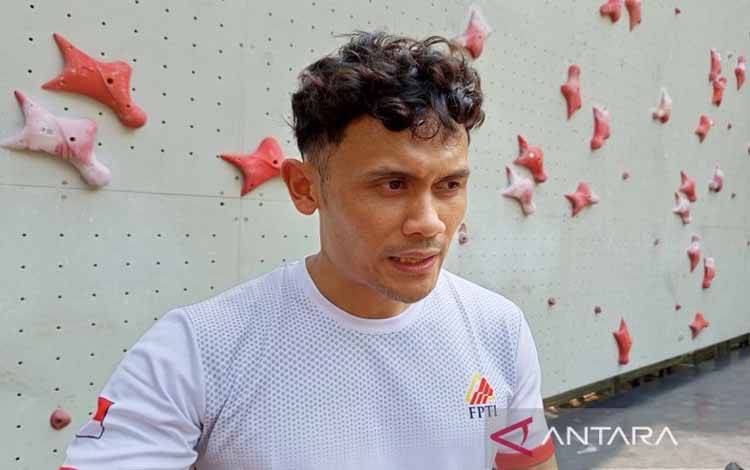 Atlet panjat tebing Indonesia untuk nomor speed, Veddriq Leonardo, menjawab pertanyaan wartawan, di Bekasi, Jawa Barat, Sabtu (11/10/2025). ANTARA/Donny Aditra