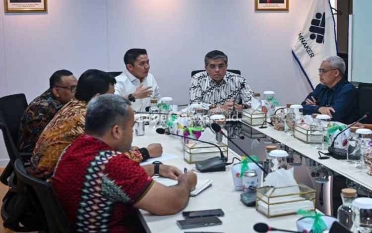 Sekretaris Kabinet Teddy Indra Wijaya berdiskusi dengan Menteri Ketenagakerjaan Yassierli di Kantor Kementerian Ketenagakerjaan, Jakarta, Jumat (10/10/2025). (ANTARA/Instagram/@sekretariat.kabinet)