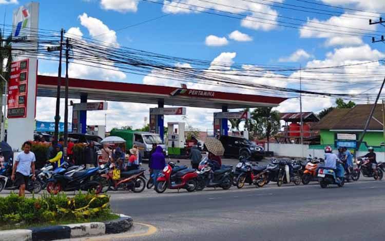 Antrean Panjang BBM di Pangkalan Bun, Warga Keluhkan Aktivitas Terganggu dan Pelangsiran BBM