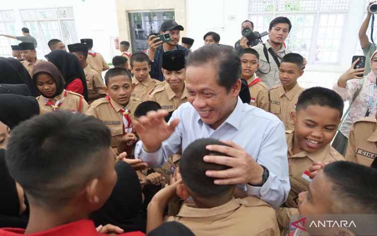 Menteri Lingkungan Hidup Hanif Faisol Nurofiq bercengkrama dengan para siswa sekolah rakyat di SRMP 18 Lombok Barat, Pulau Lombok, Nusa Tenggara Barat, Sabtu (11/10/2025). ANTARA/Sugiharto Purnama