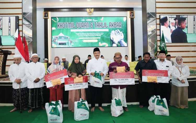 Mensos Serahkan Santunan kepada 17 Wali Santri Pesantren Al Khoziny