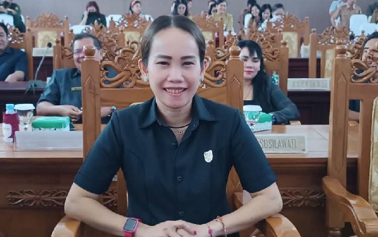 Wakil Ketua I DPRD Gunung Mas Nomi Aprilia saat mengikuti rapat paripurna. (FOTO: RISKA YULYANA)
