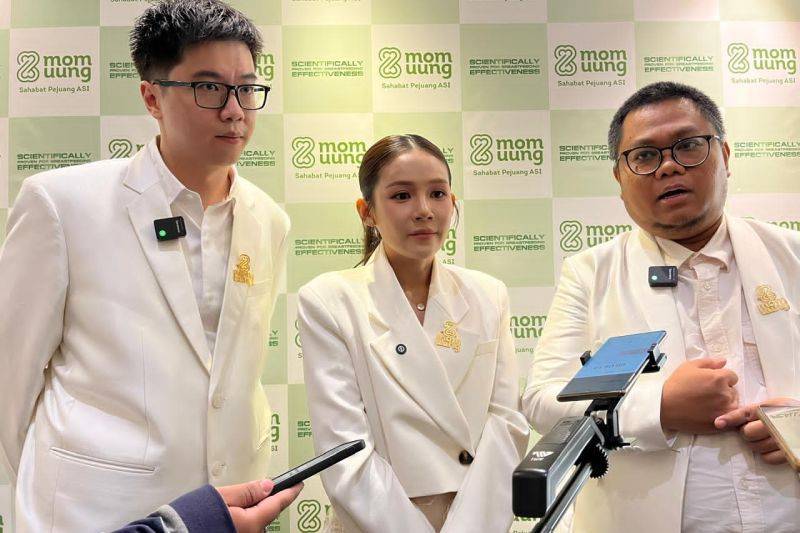 Uung Victoria Finky selaku pendiri ASI Booster Mom Uung (tengah) didampingi Dokter spesialis anak konselor pemberi makan bayi dan anak dr. Ian Suryadi Suteja (kiri) dan Guru Besar Ilmu Gizi dan Nutrisi Fakultas Kesehatan Masyarakat Universitas Airlangga, Prof Trias Mahmudiono (kanan) saat memberikan keterangan kepada media. ANTARA/HO-Mom Uung