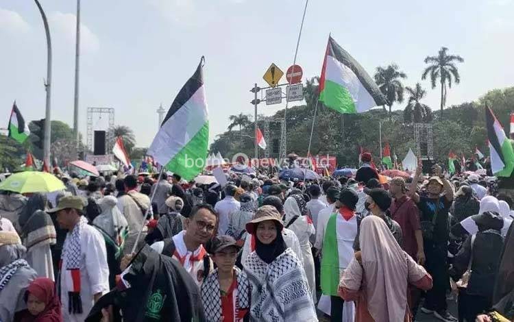 Ribuan orang mengikuti aksi bela Palestina bertajuk Indonesia Tolak Genosida di kawasan Patung Kuda, Jakarta Pusat, Minggu (12/10/2025). ANTARA/Mario Sofia Nasution/aa.