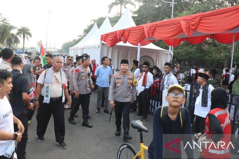 Kapolres Metro Jakarta Pusat Kombes Pol Susatyo Purnomo Condro menghadiri aksi bela Palestina di kawasan Patung Kuda, Monas, Jakarta Pusat, pada Ahad (12/10/2025). (ANTARA/HO-Polres Metro Jakarta Pusat)