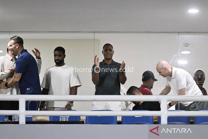 Pelatih Timnas senior Indonesia Patrick Kluivert (tengah) menyaksikan pertandingan Timnas Indonesia U-23 melawan Timnas Korea Selatan U-23 dalam kualifikasi Grup J Piala Asia U-23 2026 di Stadion Gelora Delta Sidoarjo, Jawa Timur, Selasa (9/9/2025). ANTARA FOTO/Sigid Kurniawan/mrh/rwa.