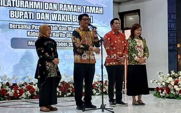 Bupati Barito Utara?Shalahudin didampingi istri dan Wakil Bupati Barito Utara Felix SY Tingan didampingi istri memberikan sambutan pada acara silaturahmi dan ramah tamah dengan Pemkab, kepala perangkat daerah, camat, lurah, kepala desa, tokoh masyarakat dan tokoh agama di gedung Balai Antang, Minggu, 12 Oktober 2025. (Foto: Dhani)