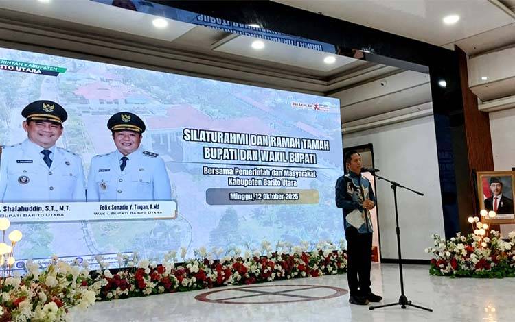 Sekda Barito Utara Drs Muhlis saat memberikan sambutan pada acara silaturahmi dan ramah tamah dengan Pemkab Barito Utara, kepala perangkat daerah, camat, lurah, kepala desa, insan pers, dan tokoh masyarakat dan tokoh agama dan undangan lainnya di gedung Balai Antang, Minggu, 12 Oktober 2025. (Foto: Dhani)
