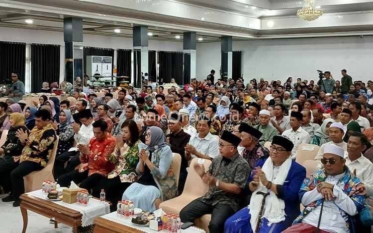 Anggota DPRD Barito Utara saat menghadiri acara acara silaturahmi dan ramah tamah Bupati dan Wakil Bupati bersama Pemerintah Kabupaten dan masyarakat Barito Utara di Gedung Balai Antang Muara Teweh, Minggu, 12 Oktober 2025. (Foto: Dhani)