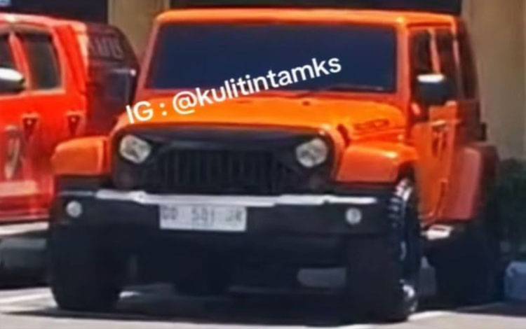 Tangkapan layar - video viral dari akun IG @kulitinta memperlihkan mobil mewah jenis Jeep Wrangler Rubicon berwarna oranye dengan pelat putih milik perwira Polri terparkir beberapa waktu lalu di Halaman Kantor Polrestabes Makassar, Sulawesi Selatan. ANTARA/HO-Dokumentasi akun medsos IG @kulitintamks.