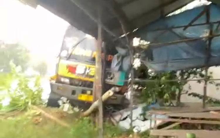 Truk Tabrak Warung di Kapuas Timur Akibat Jalan Licin