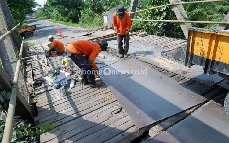 Pemkab Kotim Lakukan Pemeliharaan Jembatan Patah Jalan Kapten Mulyono Sampit