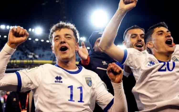 Tim sepak bola Kosovo melakukan selebrasi setelah mengalahkan tim tuan rumah Swedia pada pertandingan Kualifikasi Piala Dunia 2026 zona Eropa, Selasa dini hari WIB. uefa.com