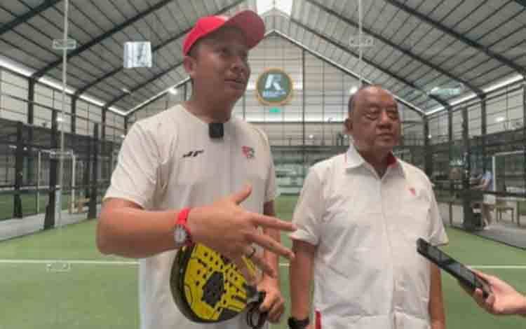 Ketua Umum Komite Olahraga Nasional Indonesia (KONI) Marciano Norman (kanan) bersama Perkumpulan Padel Indonesia (PB.PI) Galih Kartasasmita (kiri) ketika acara pelepasan Timnas Padel Indonesia ke Asia Championship Padel Cup 2025 di Republic Padel, Jakarta, Senin (13/10/2025). (HO-KONI)