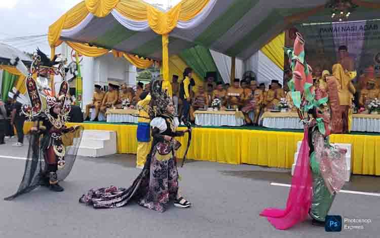 Tradisi dan Budaya Lokal Ditampilkan Dalam Pawai Nasi Adab