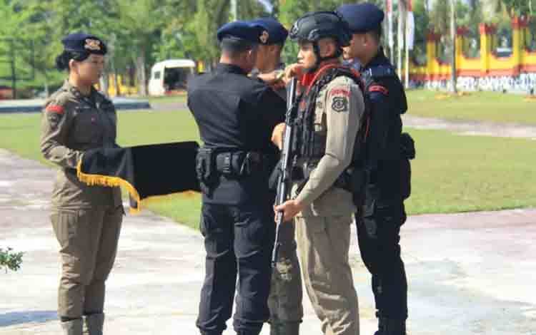 Dansat Brimob saat menyematkan pita tanda dimulainya latihan Combat Intelijen. (FOTO: IST)