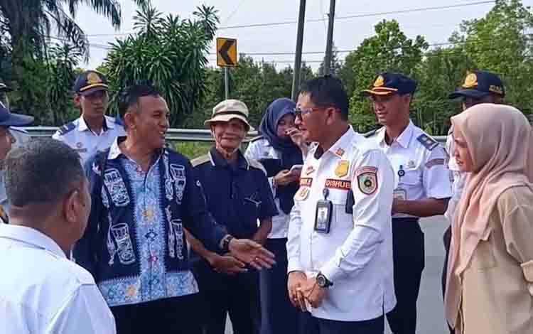 Forum LLAJ Palangka Raya Lakukan Rekayasa Lalu Lintas di Tikungan Rawan Kecelakaan