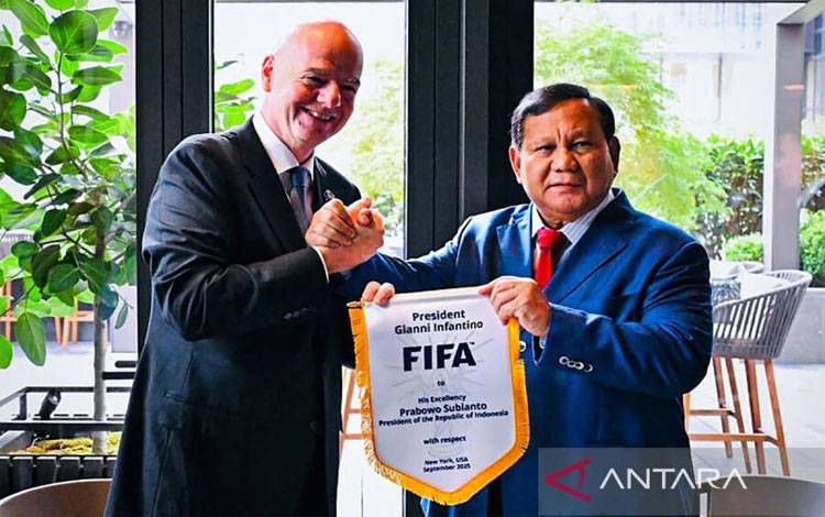 Presiden Republik Indonesia, Prabowo Subianto menerima kunjungan Presiden Federasi Sepak Bola Internasional (FIFA) Gianni Infantino di New York, Amerika Serikat, pada Rabu, 24 September 2025. /ANTARA/HO-BPMI Setpres/pri.