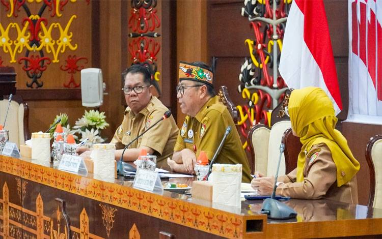 Pelaksana Tugas (Plt) Sekda Kalteng Leonard S Ampung saat rapat koordinasi penyusunan agenda kerja. (FOTO:BIRO ADPIM SETDA KALTENG)