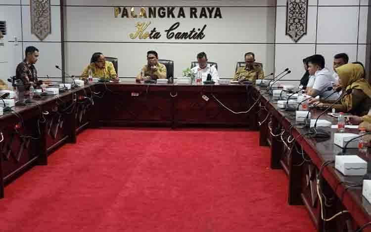 Audiensi dan rapat Program MBG dan SPPG. Kegiatan yang berlangsung di Ruang Peteng Karuhei II, Kantor Wali Kota Palangka Raya. (FOTO: IST)